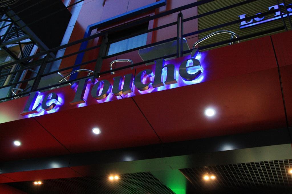 Le Touche Hotel Bangkok Exterior photo