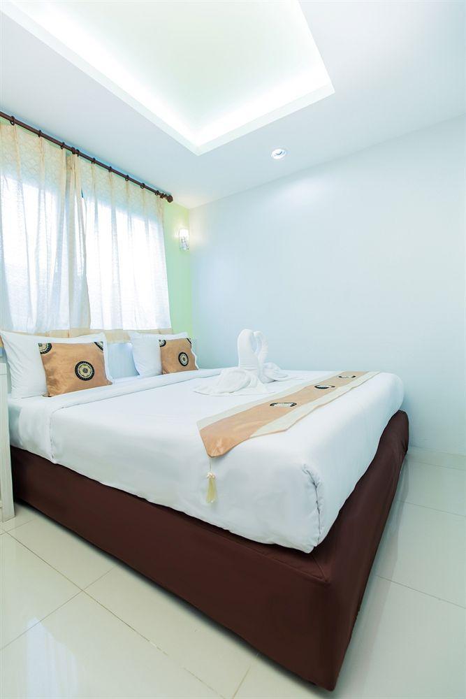 Le Touche Hotel Bangkok Exterior photo