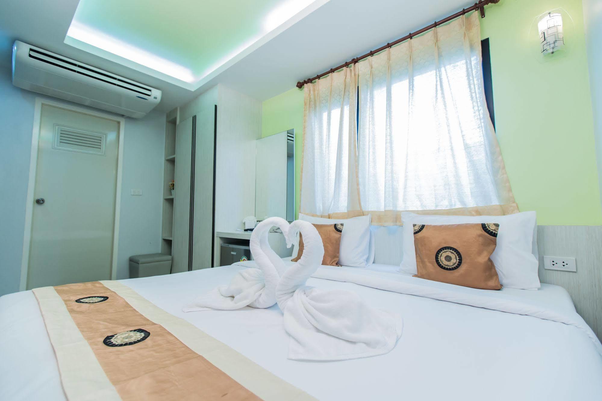 Le Touche Hotel Bangkok Exterior photo
