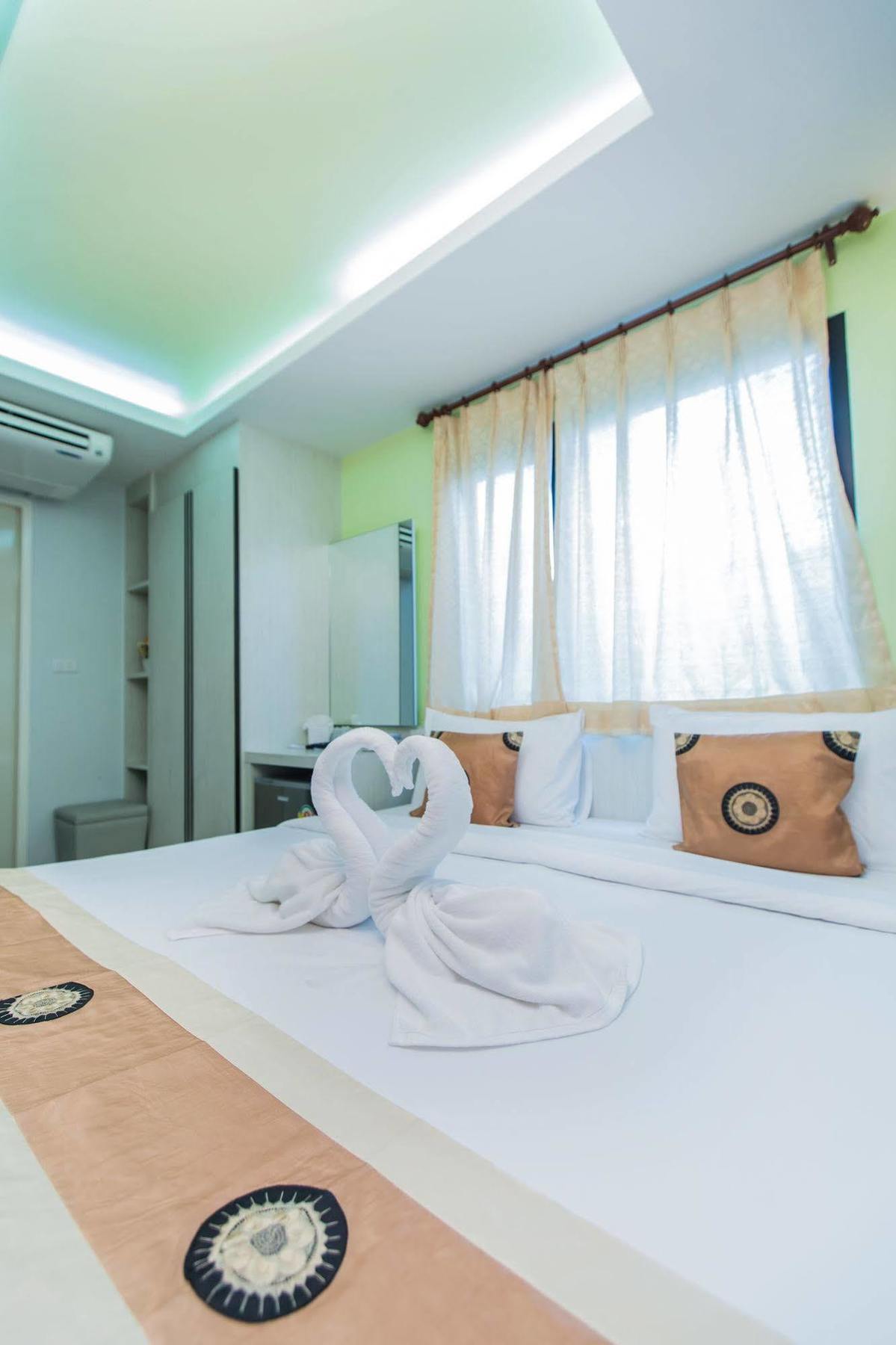 Le Touche Hotel Bangkok Exterior photo